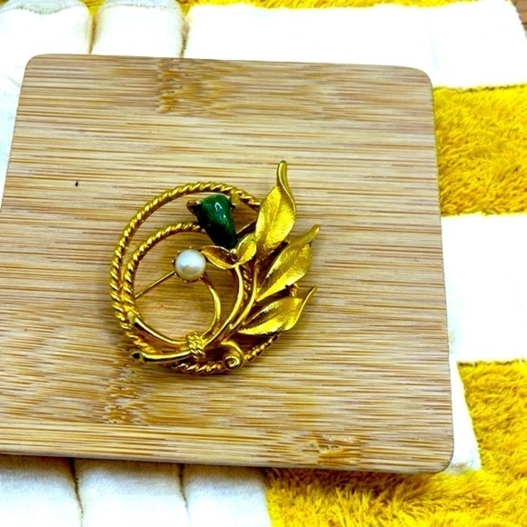 SARAH COVENTRY JADE GARDEN BROOCH - Picture 1 of 3